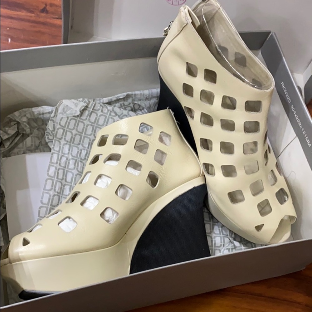 Rockport perforated peep toe
